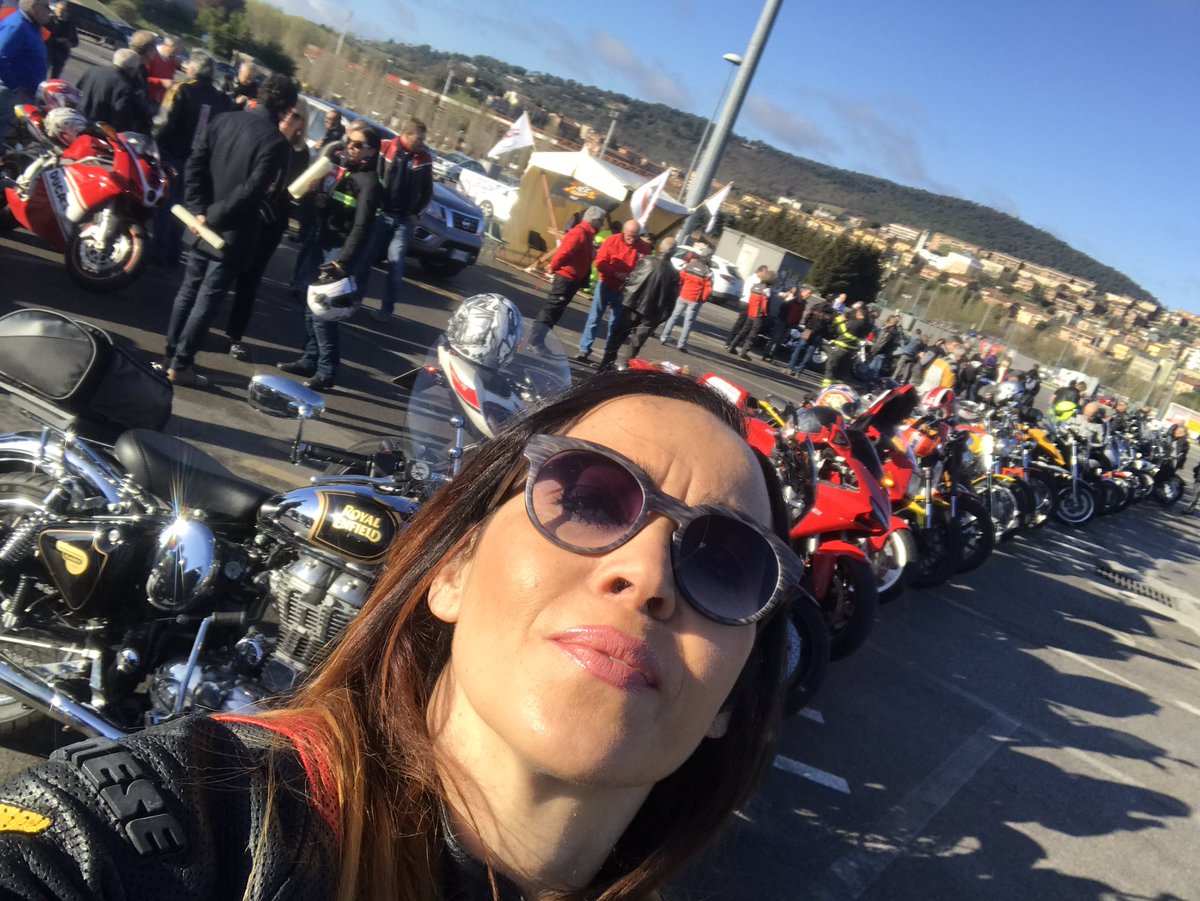 SimonaCortona's tweet photo. #buonadomenica #umbriamoto tutti pronti per un'altra giornata alla scoperta dell'#Umbria sulle due ruote 🏍 @UmbriaMoto @MissBikerITA https://t.co/ijClqU0k3t