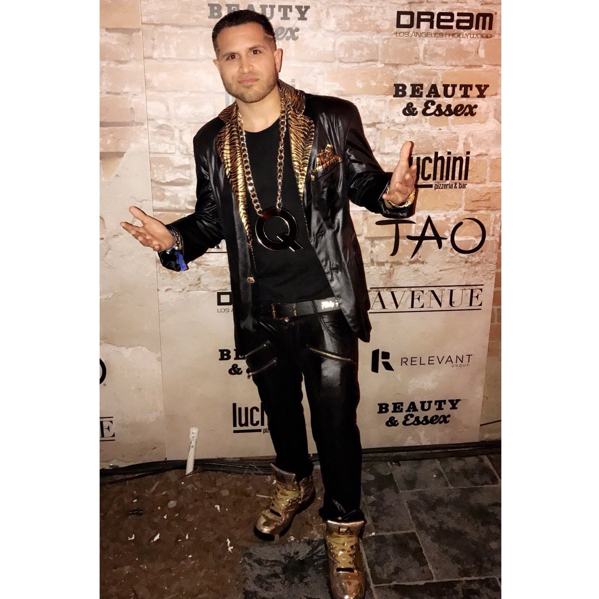 LAGear's tweet photo. #QDaHypeMan @ the Tao grand opening in Hollywood ~ Brighten any occasion with LA Lights💫 #Lmfao #Q #Tao #TaoGroup #LAGear #LALights #Weekend https://t.co/1YSTAls9Wf