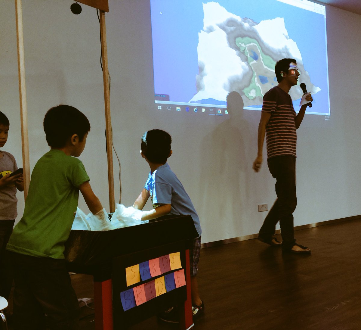 BillyTeoYH's tweet photo. Possibly cutest ever #demo of #ARVR for #geography lessons at #learningbuildathon by @GovTechSG & @MOEsg. https://t.co/U8NiUn6o4p