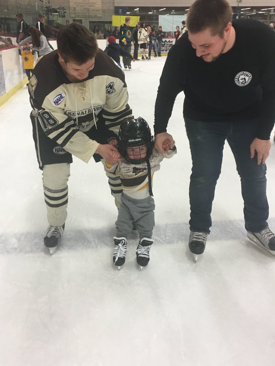 JessicaLynn_526's tweet photo. @LucasCarroll5 teaching Easton how to skate. #futurebrownbear https://t.co/LlkfS35dkH