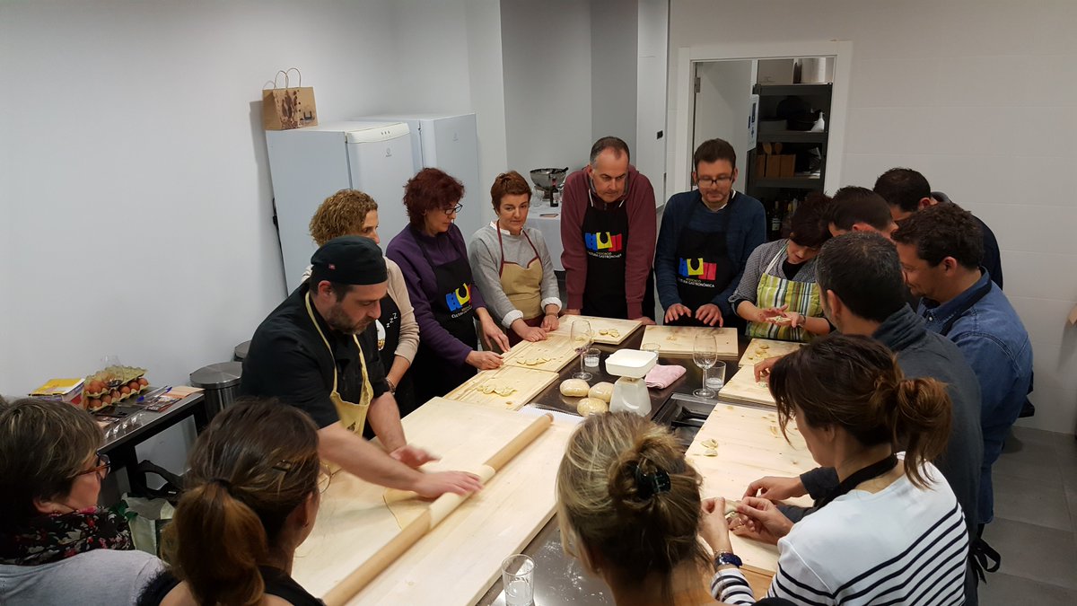 aculturagastro's tweet photo. El taller de pasta tradicional italiana den Luca de Bottega Bolognese ens va traslladar a l'Itàlia de la mamma, tot un èxit ! https://t.co/2QBQmFJ3uC