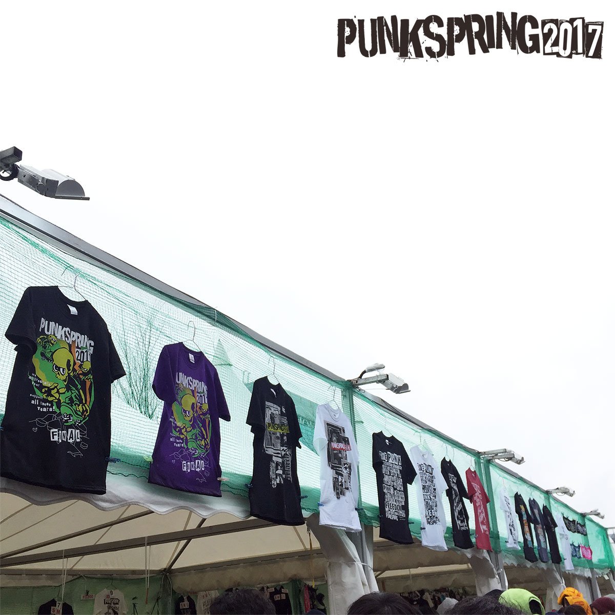 Punkspring オフィシャルグッズは只今場外テントにて絶賛販売中 既に 缶バッジ Tシャツの一部は売り切れ商品が出ています Punkspring Final の想い出に グッズ売り場へ急げ Punkspring