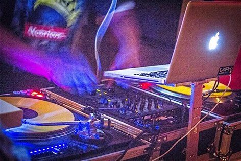 Page71LoungeSC's tweet photo. It's been a long week.....time to let loose with the best DJs in Studio City!! #DJ #nightlife #lounge #StudioCity #cocktails https://t.co/Nc0GtWY2Zv
