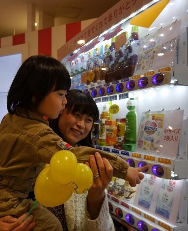 tech_a_go_go's tweet image. You can buy a baby diaper from the vending machine in Japan now. Diapers are displayed right next to tea, coke...