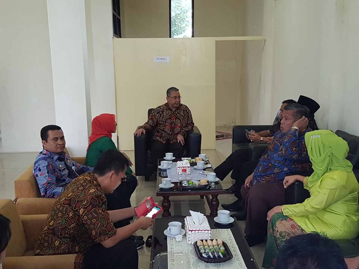 Mulyadin_Malik's tweet photo. Kunker bersama PM desa tiba di cilacap untuk kembangkan desa disambut bupati cilacap, mari besarkan bumdesa.@EkoSandjojo @AhmadErani https://t.co/JQou7fBF5Q