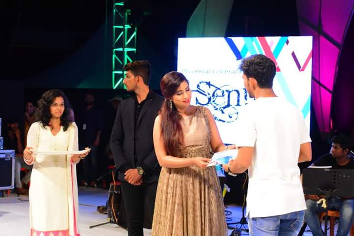 nimasha4sg's tweet photo. *NEW CLICKS*
#MelodyQueen @shreyaghoshal at #Sentia2017 in Mangalore on 23rd Mar 2017.The Winners of Singing events been awarded by The 👑SG https://t.co/PWSKei3C4F