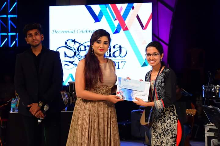 nimasha4sg's tweet photo. *NEW CLICKS*
#MelodyQueen @shreyaghoshal at #Sentia2017 in Mangalore on 23rd Mar 2017.The Winners of Singing events been awarded by The 👑SG https://t.co/VszuTeCNMc