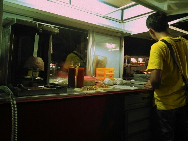 Tak ada kenikmatan yang menandingi kebab pinggir jalan , selamat siang. Selamat beraktivitas dan jangan lupa makan biar gak lemes 😊