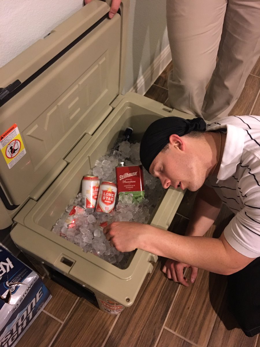 Jday400_'s tweet photo. @STILLHOUSEUSA it's gonna be a long night for the birthday boy @Aaron5000Watts https://t.co/rQVBI3tXXs
