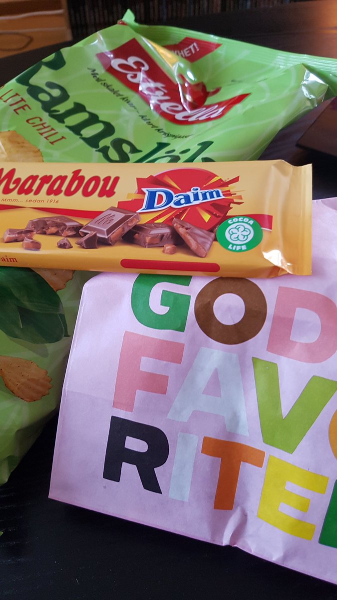 furrylogicmusic's tweet photo. #sundaybreakfast

#chrisps #candybar #chocolate #blandgodis
Hugs! Furry logic https://t.co/geMYXjSHrq