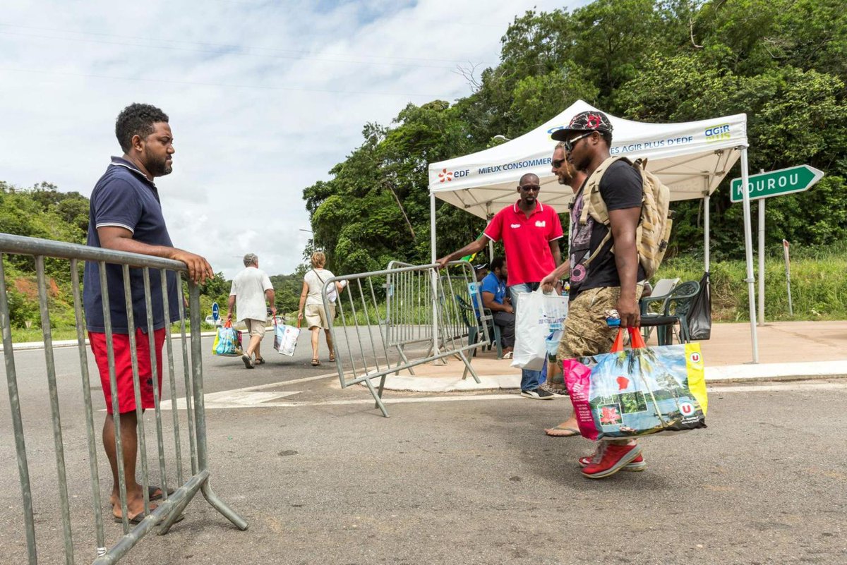 Le_Figaro's tweet photo. #Rediff Guyane : les syndicats votent la grève générale à partir de lundi https://t.co/T7hGwsnhfh https://t.co/579kh3kbXq