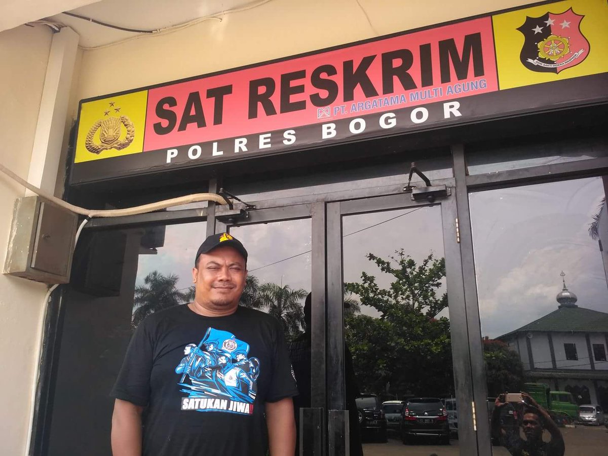 arema_98's tweet photo. TAKUT KARENA SALAH, BERANI KARENA BENAR. Spd motor hingga hari ini di Polrws tetap 32 pemilik TAKUT memgambil. AREMANIA ADALAH HARGA DIRI. https://t.co/xZkXpSrxOo