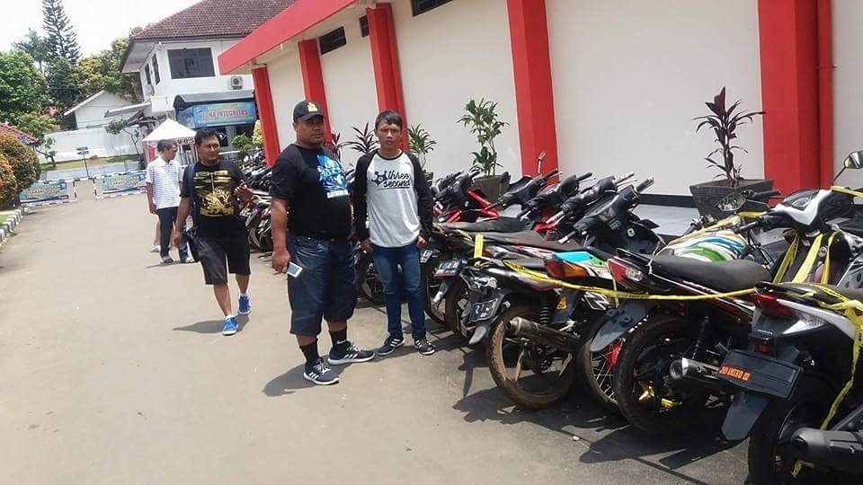 arema_98's tweet photo. TAKUT KARENA SALAH, BERANI KARENA BENAR. Spd motor hingga hari ini di Polrws tetap 32 pemilik TAKUT memgambil. AREMANIA ADALAH HARGA DIRI. https://t.co/xZkXpSrxOo