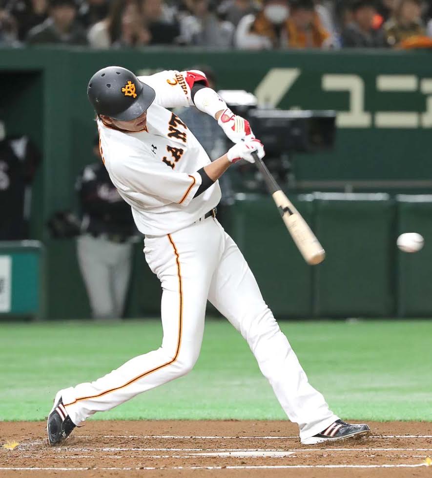 TokyoGiants's tweet photo. #坂本勇人 選手 オープン戦最終戦のロッテ戦は「３番遊撃」でスタメン出場！#WBC の戦いから戻ってからの初戦、1回裏2死無走者からの第1打席で、一、二塁間を抜けるヒット！#ジャイアンツ #巨人 #オープン戦 https://t.co/ALAqvk4FxM
