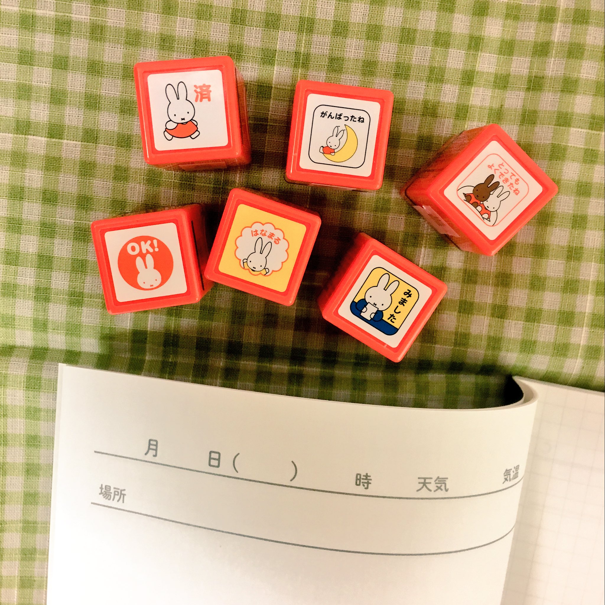 文具と雑貨の店 トナリノ ミッフィーの浸透印スタンプ入荷しました 1 5cm角の小さなイラストの浸透印スタンプです ペンとセットでプチギフトにも インク色は見やすいオレンジなので書類や付箋などにワンポイントで素敵です そしてオレンジは