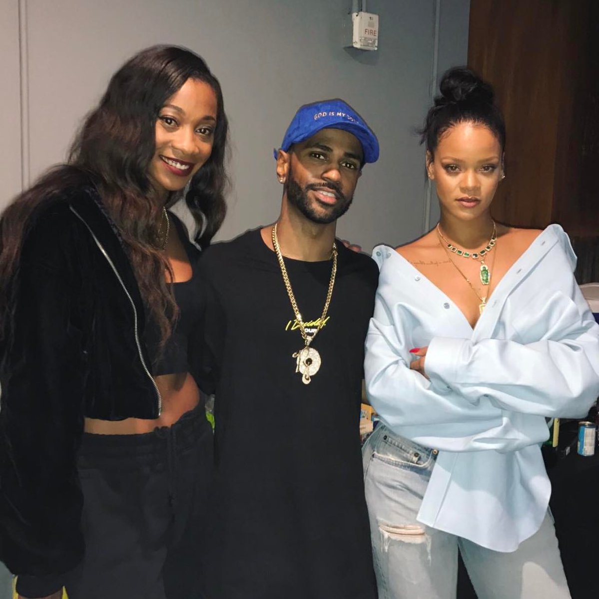 RihannaDaily's tweet photo. Rihanna and her bff Melissa attended Big Sean's concert on Friday. https://t.co/QcNuSSuqzf