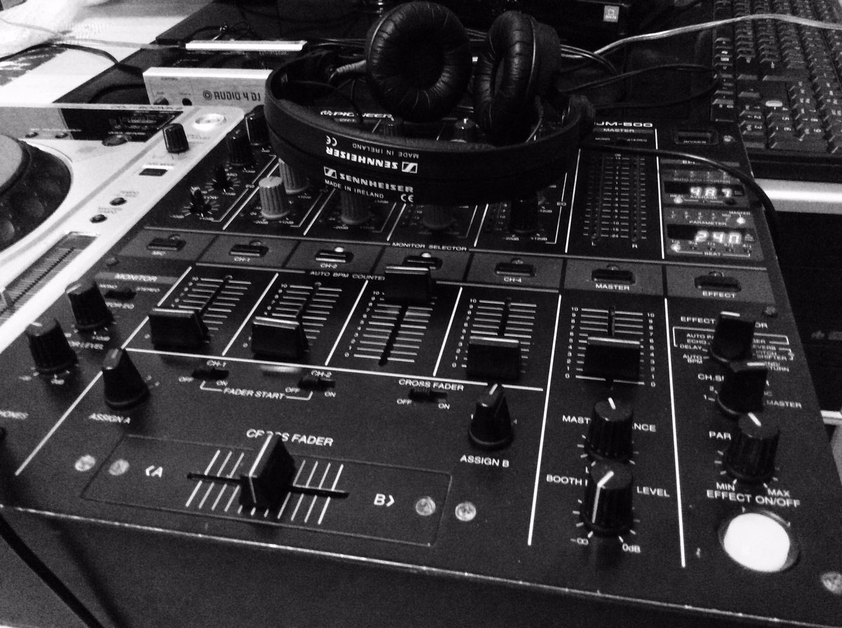 AlexSPNSR's tweet photo. Classic setup in action ! #pioneerdj #cdj800mk2 #djm500 #audio4dj https://t.co/2J9tAT0zlX
