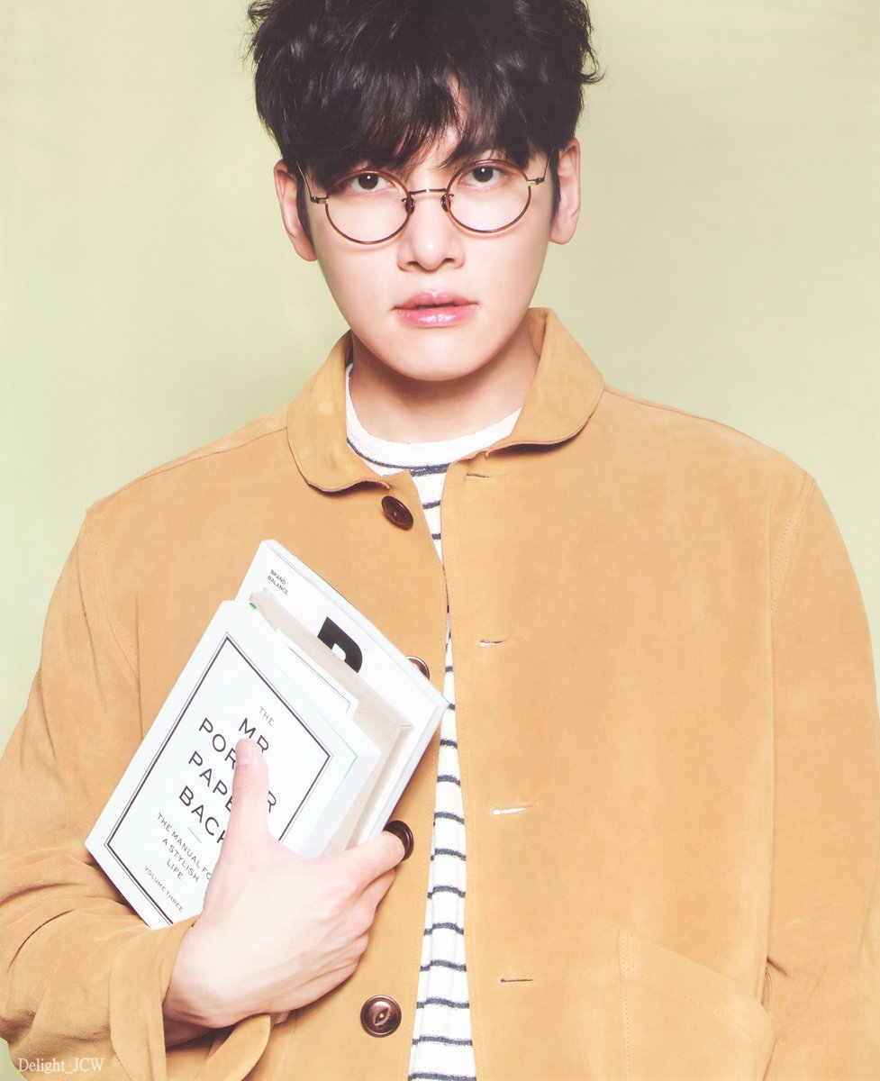 TheDramaKorea's tweet photo. yang kacamata jangan sampe lolos. https://t.co/SL4l5TLHT0