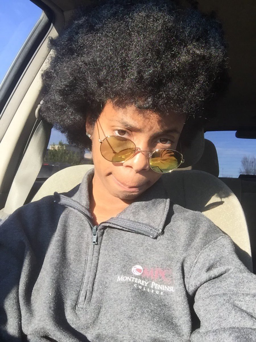VogansDr's tweet photo. #naturalhairtwitter always have and always will represent the Afro ✊🏾😊☺️since middle school https://t.co/ZDyVKd6cR2