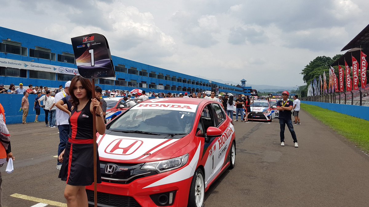 hondaisme's tweet photo. @alvinbahar Honda Racing Indonesia start di pole position pada seri pembuka Indonesian Touring Car Championship 2017 https://t.co/FWSnIODZEX
