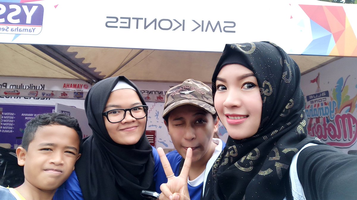 imoet01's tweet photo. Selfie with fam..bareng yanaha motor show #mioalwasybewithyou 
#byms2017bandung https://t.co/l8dYybNwP0