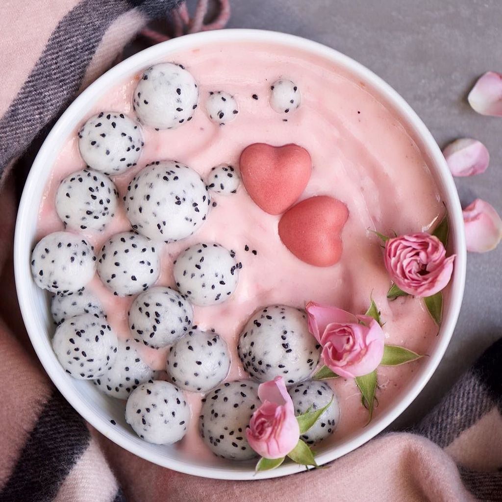 Guess the smoothie 🤔😁? Happy Mother's day to all moms! I dedicate this bowl to my beautiful mom 😘💐. Have a great Su…