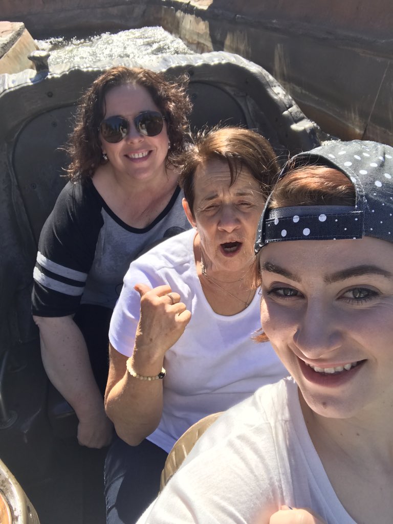 pixieofcolor's tweet image. Finally got on splash mountain!!!