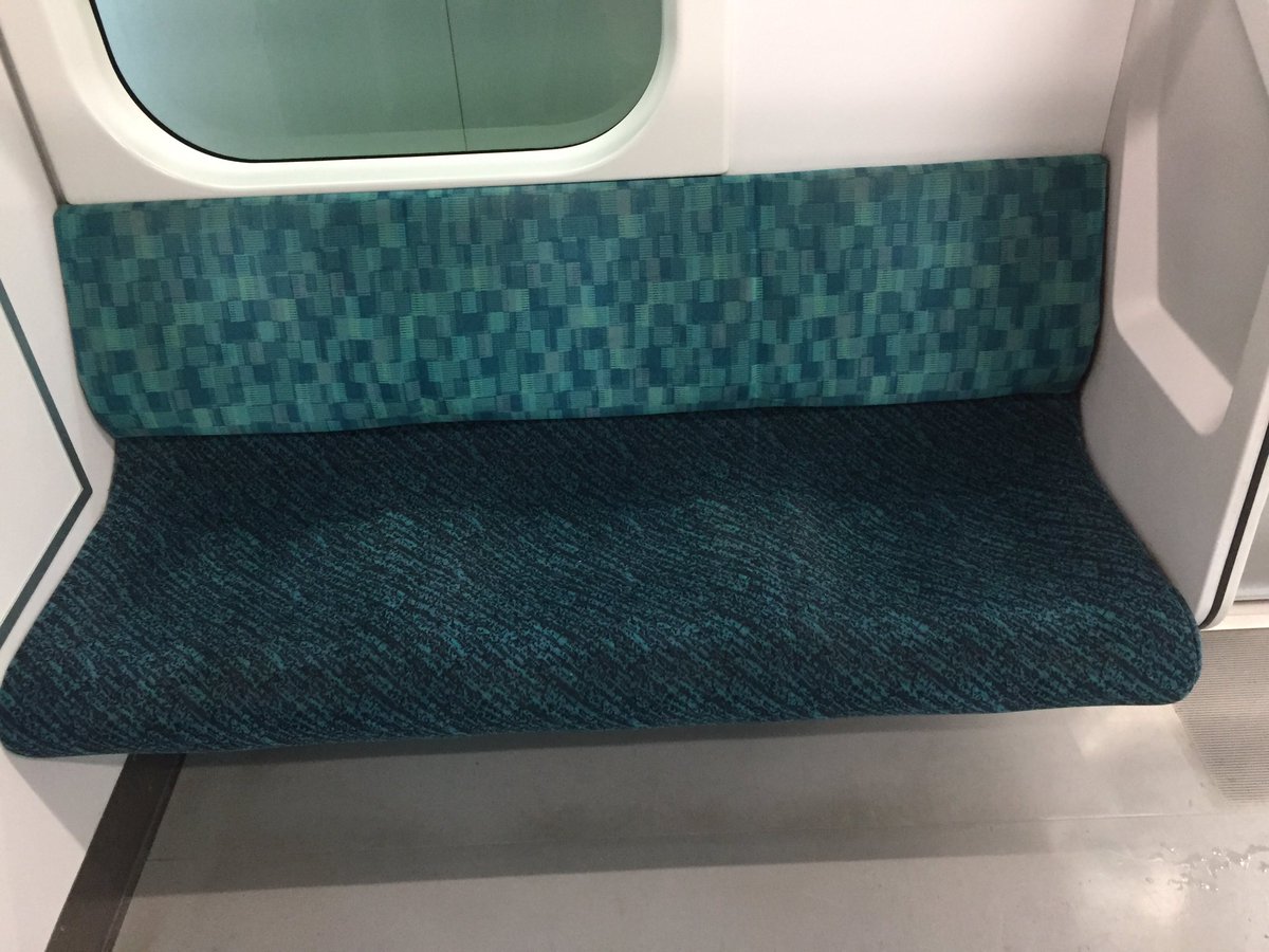 AZU0899's tweet photo. #この座席に座ったことある人RT 
山手線 E231系の座席 https://t.co/QHhQdmnMFG