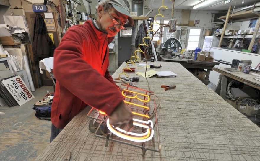 capecodtimes's tweet photo. Take a look behind the scenes of the Plymouth Sign Co. on #CapeCod
https://t.co/mcngNHtGCU @SeanFDriscoll https://t.co/0VzS6CyHLU