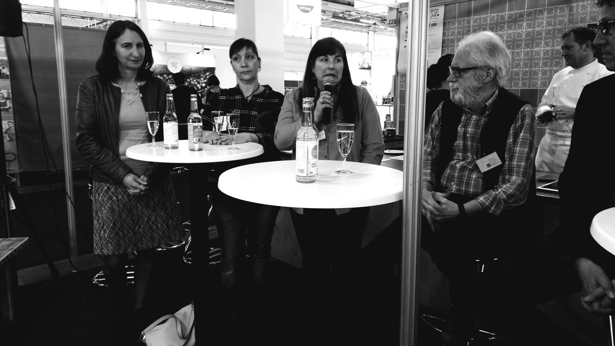 coolongadrinks's tweet photo. Unsere Partnerinnen von #ökotussi (2.u.3. von links. )  im #Gespräch auf der #BioOst. #Coolonga #getränk #beverages #participate #berlin https://t.co/Dugqs0POOv