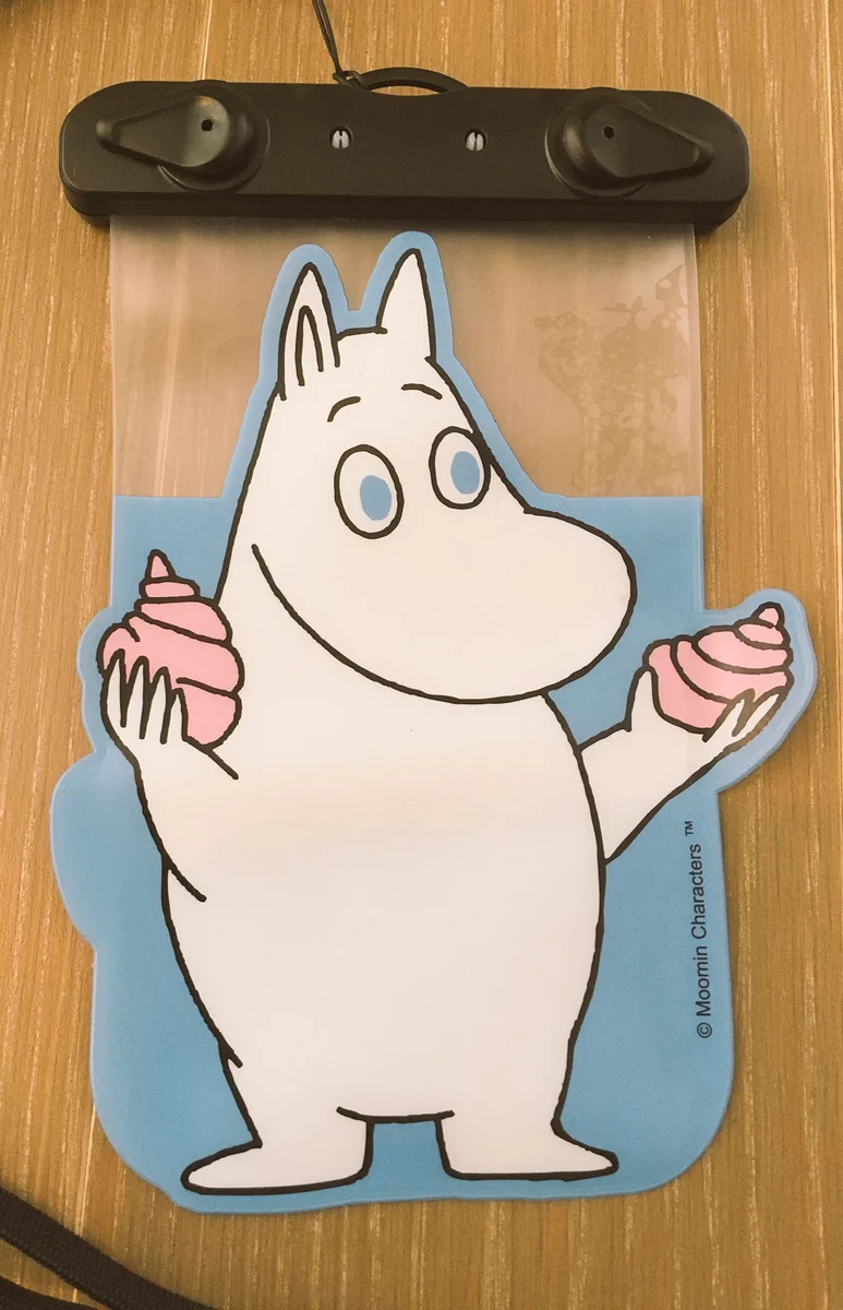 スマホの防水ケースwムーミンが何かをぶつけてきそうwww