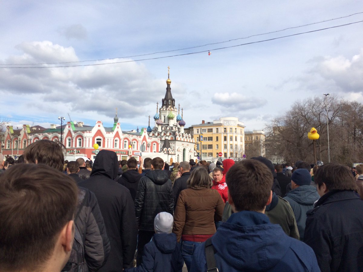 anndoritboy's tweet photo. Impressive March in Saratov, mainly young people shout "Russia will be free" #Dimon @navalny https://t.co/8114NYg7MD