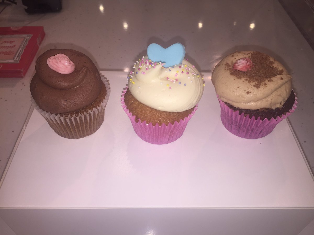 ccakeinsanity's tweet photo. Don't forget if ur in the city to pop in to  @ccakeinsanity @ArnottsDublin Perfect sweet treat for Mother's Day https://t.co/qmfYcZBkYF