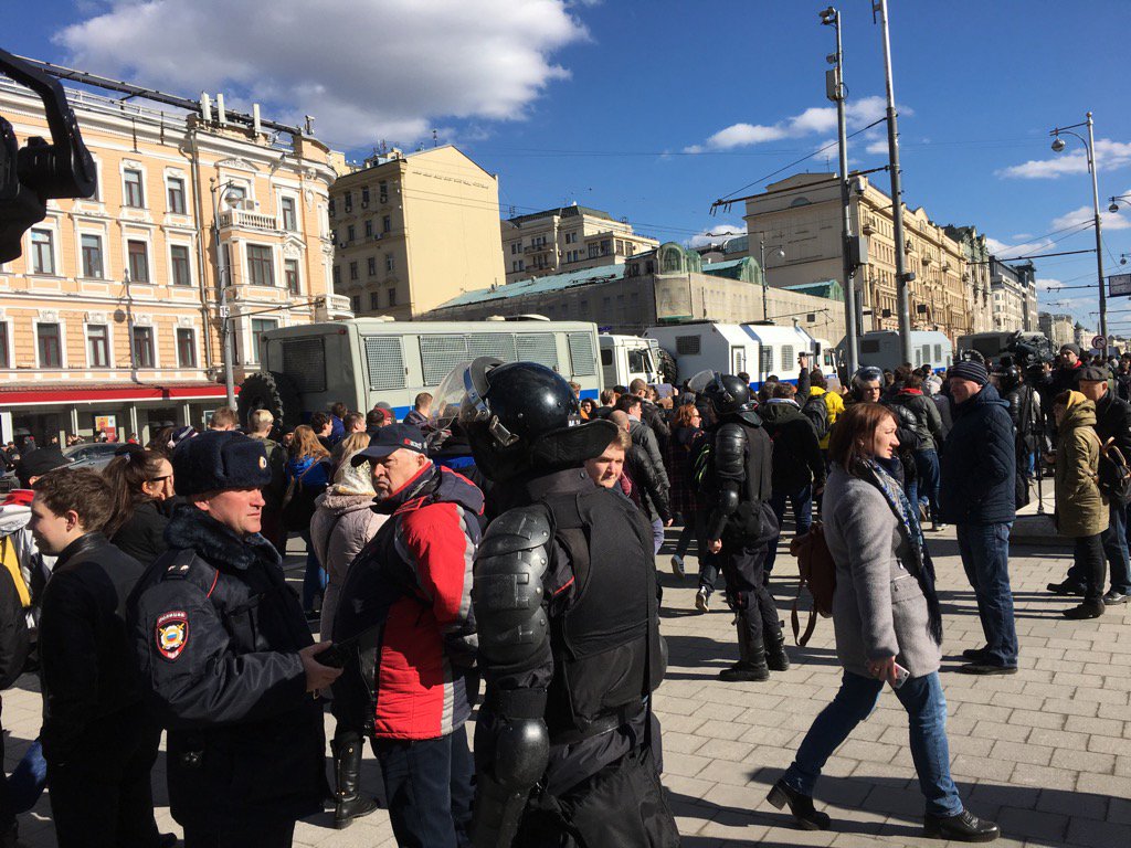 A Moscou des milliers de personnes défilent interdiction de manufester