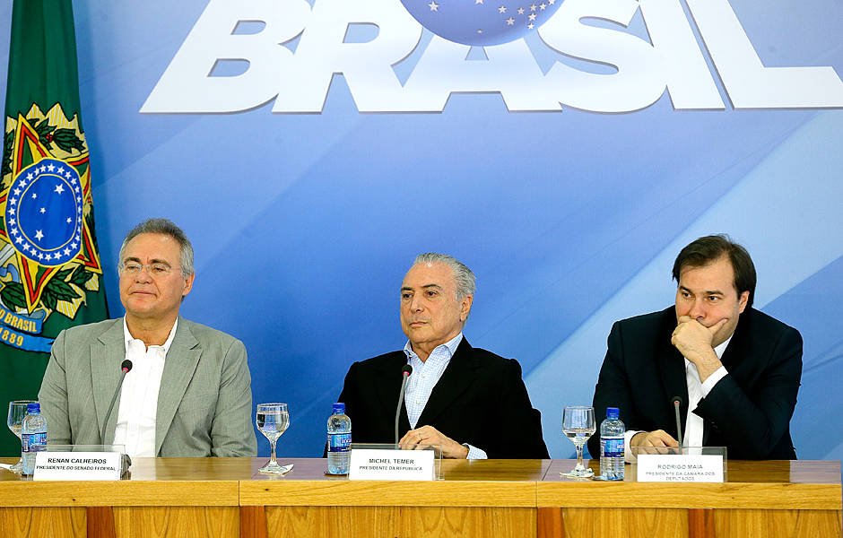 Políticos aderem à moda sem gravata para se aproximar do povo bit.ly/2n6MYRR