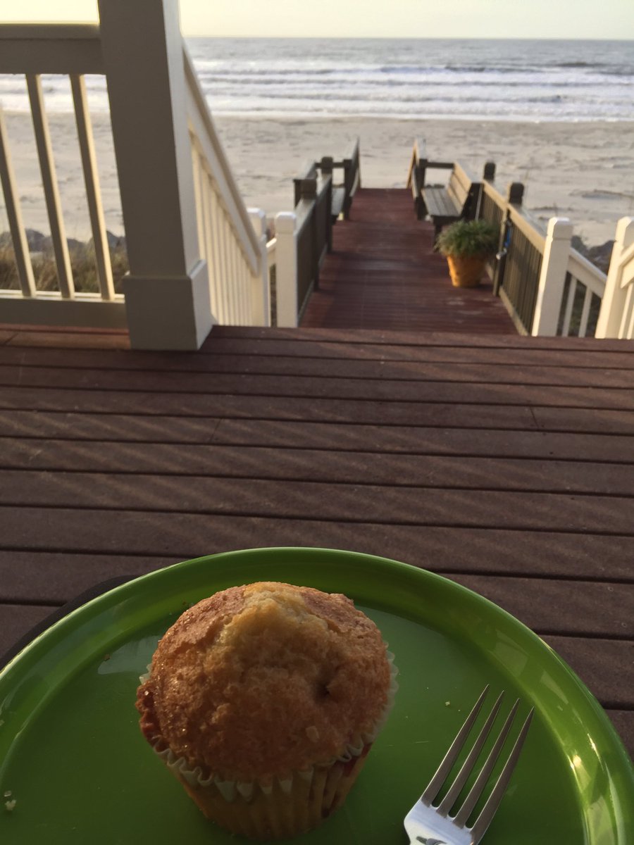 gibson_beth's tweet photo. Last beachside breakfast before heading back home this morning... Good thing must come to an end 😢😎🌴🦀🐳 https://t.co/vMvnQiWiEX