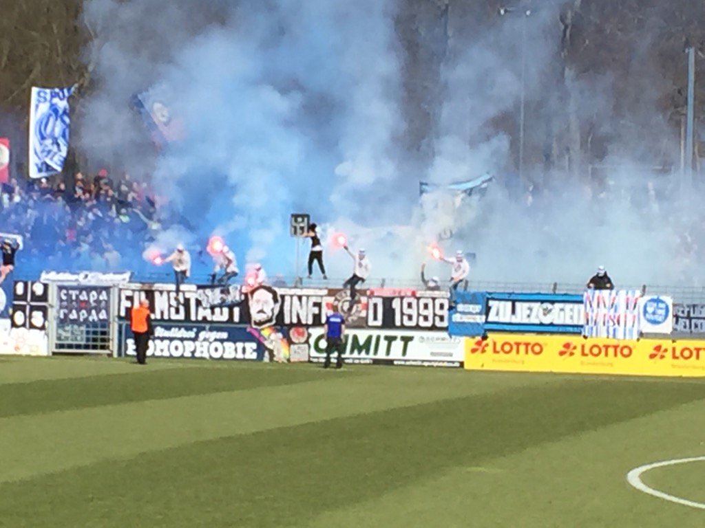chbiermann's tweet photo. Diese Fans machen den Fußball kaputt - oder so #B03FCC https://t.co/x01BW7EAdm