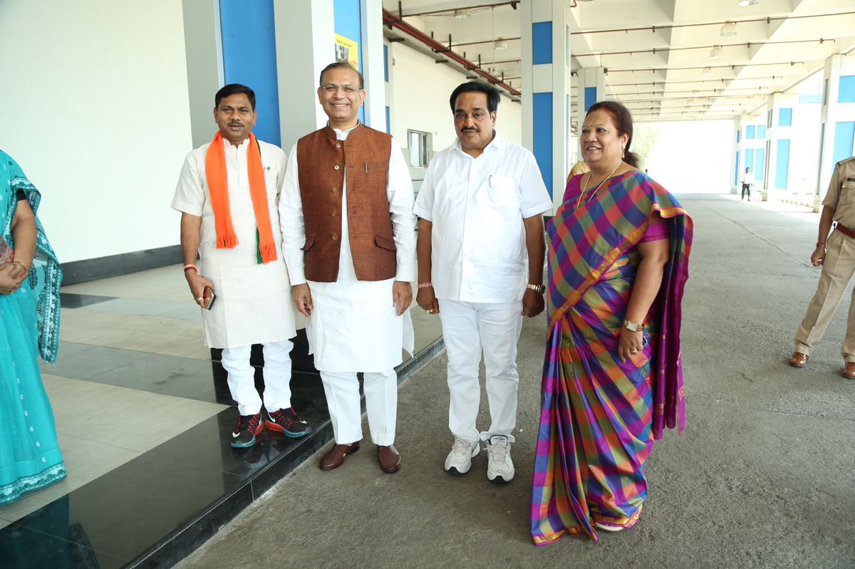 CRPaatil's tweet photo. We Warmly Welcome Hon. MoS for Civil Aviation Shri @jayantsinha ji at Surat. https://t.co/hRMW86RgxD