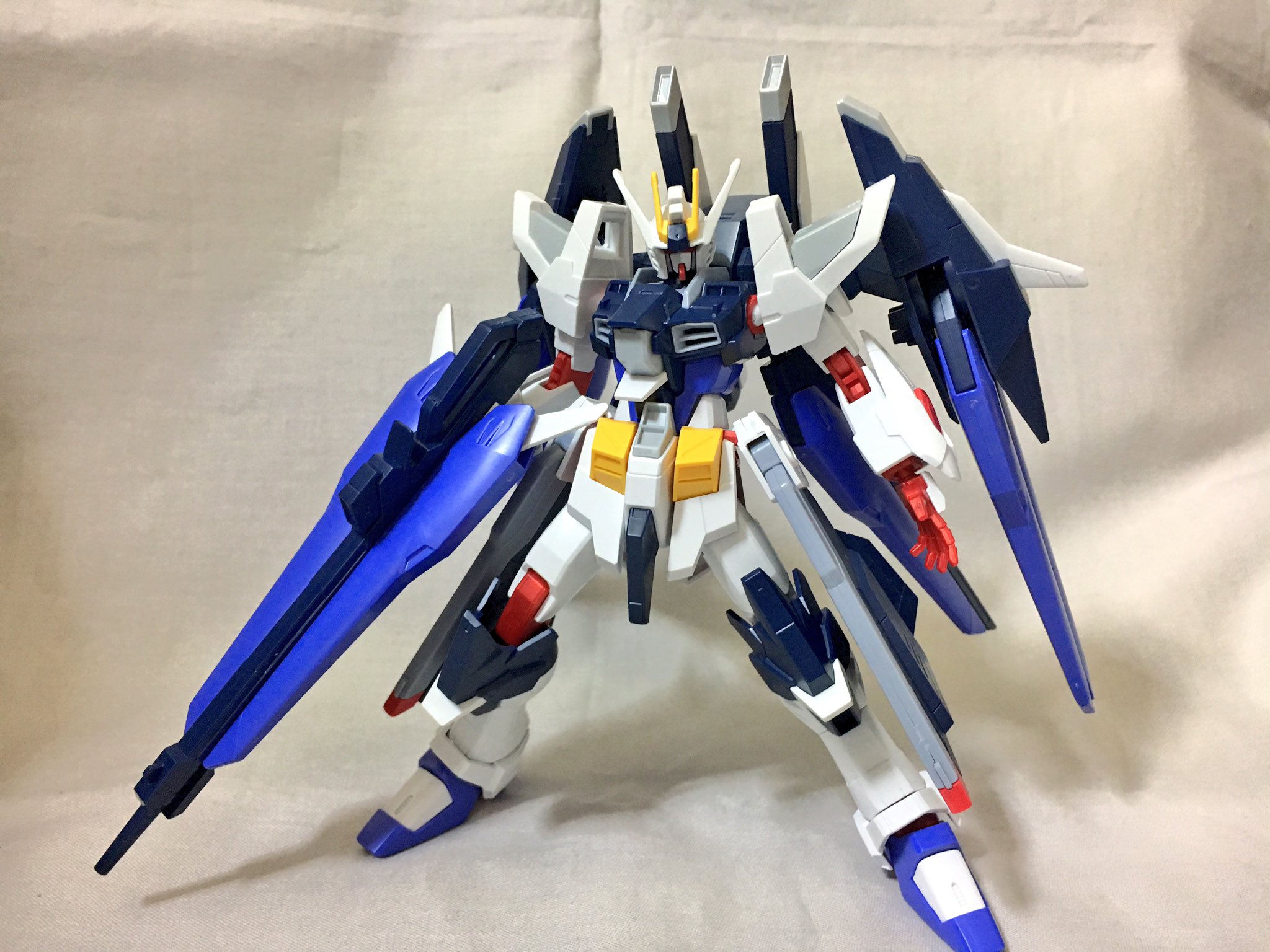 ট ইট র タツ アメイジングストライクフリーダムガンダム組みました 赤い関節が派手だと思ってたんですが 実際手に取ると渋い色の中で良いアクセントになっててかっこいいです 流用キットですが新規パーツが多めで 元のパーツも上手く再配置してあっ