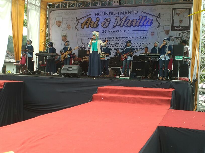 Official_Qasima's tweet photo. qasima sedang perform di boyolali 😃 https://t.co/UutSa3217f