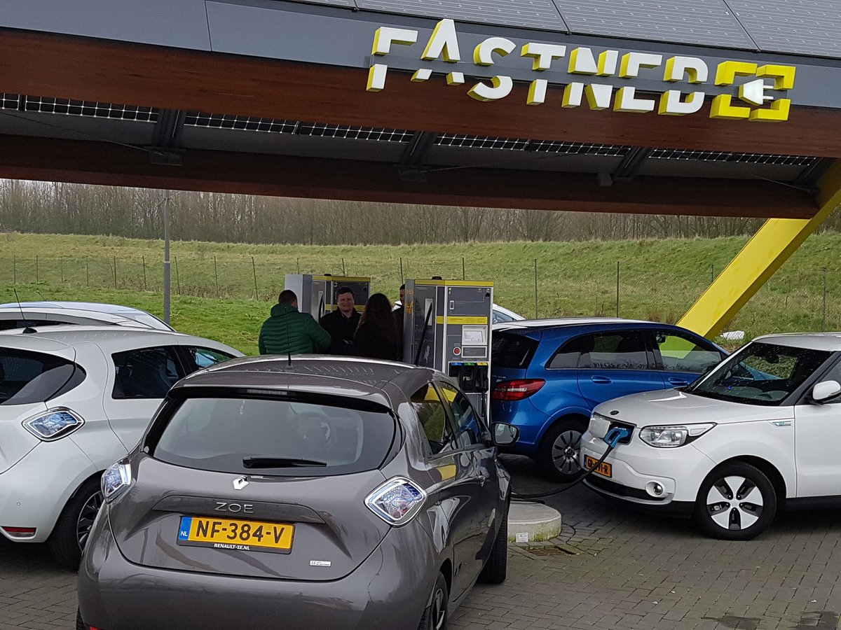 KoosBurgman's tweet photo. Op weg naar #EParade2017 dringen bij #elektrischopladen https://t.co/HTHj74S7D6