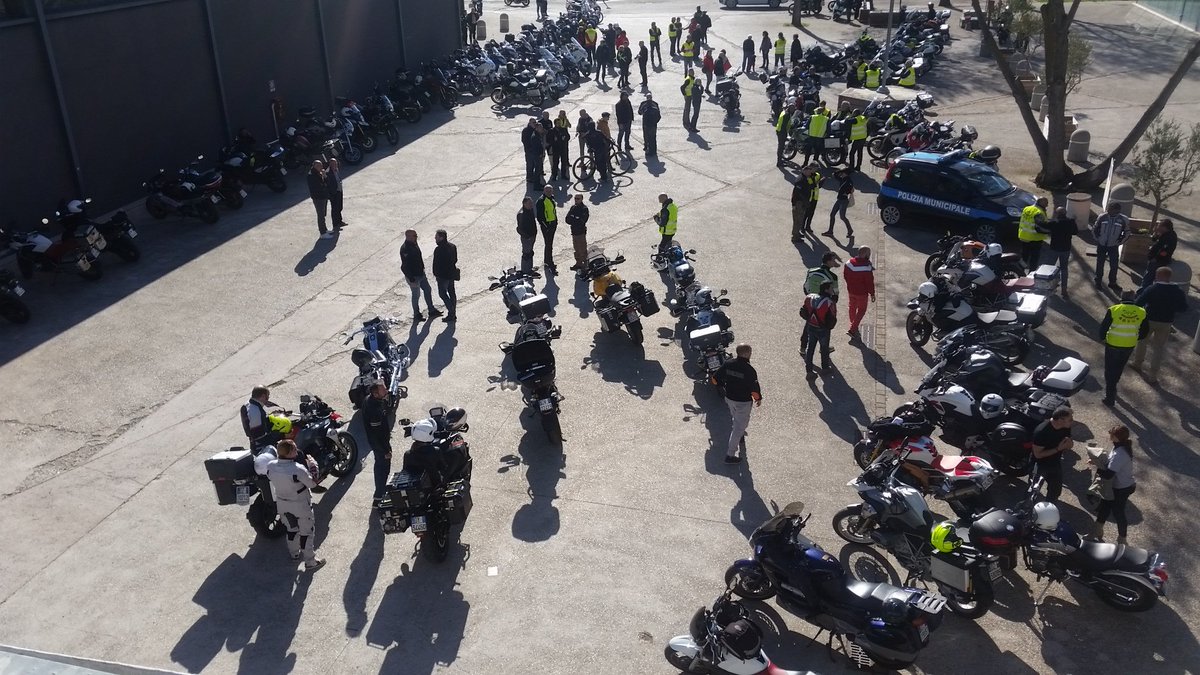 Vadodifritto's tweet photo. Lyrick @cittadiassisi : punto di accoglienza percorsi @UmbriaMoto Una giornata speciale un compagnia di tantissimi bikers https://t.co/Szy5Ki0t3a