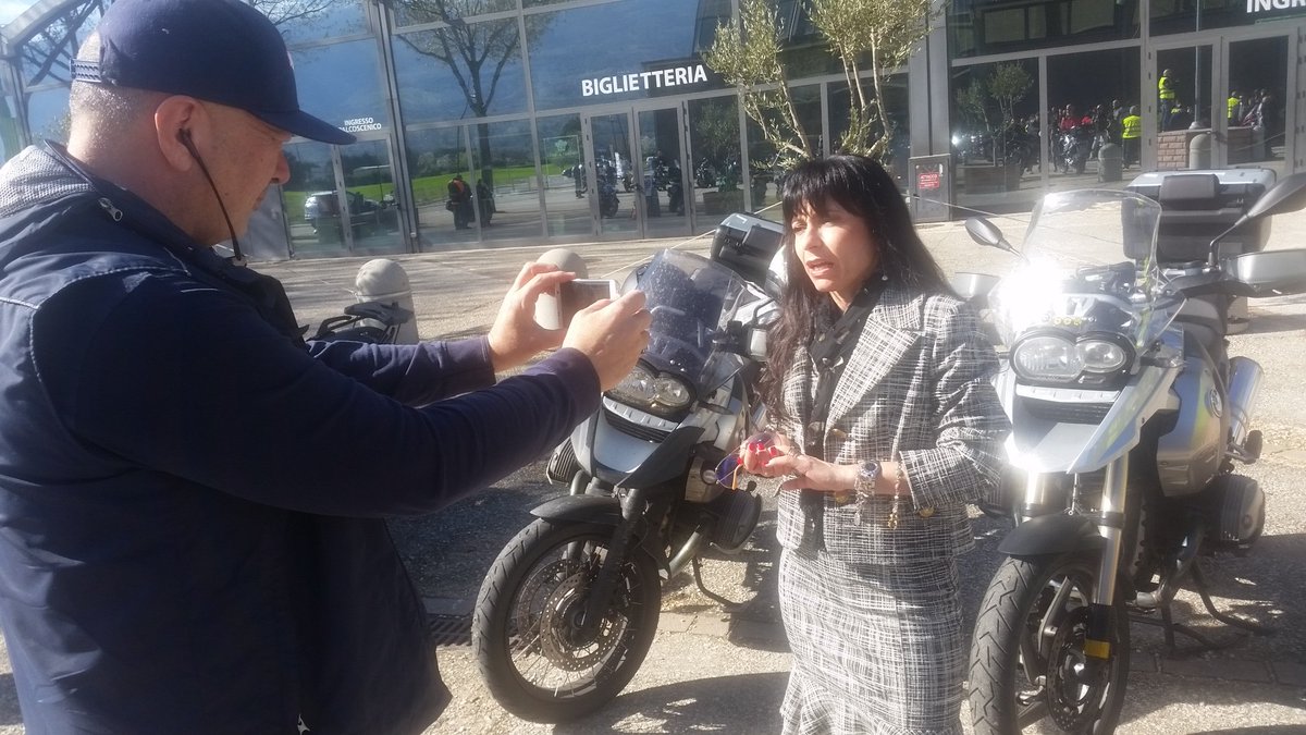 Vadodifritto's tweet photo. Lyrick @cittadiassisi : punto di accoglienza percorsi @UmbriaMoto Una giornata speciale un compagnia di tantissimi bikers https://t.co/Szy5Ki0t3a