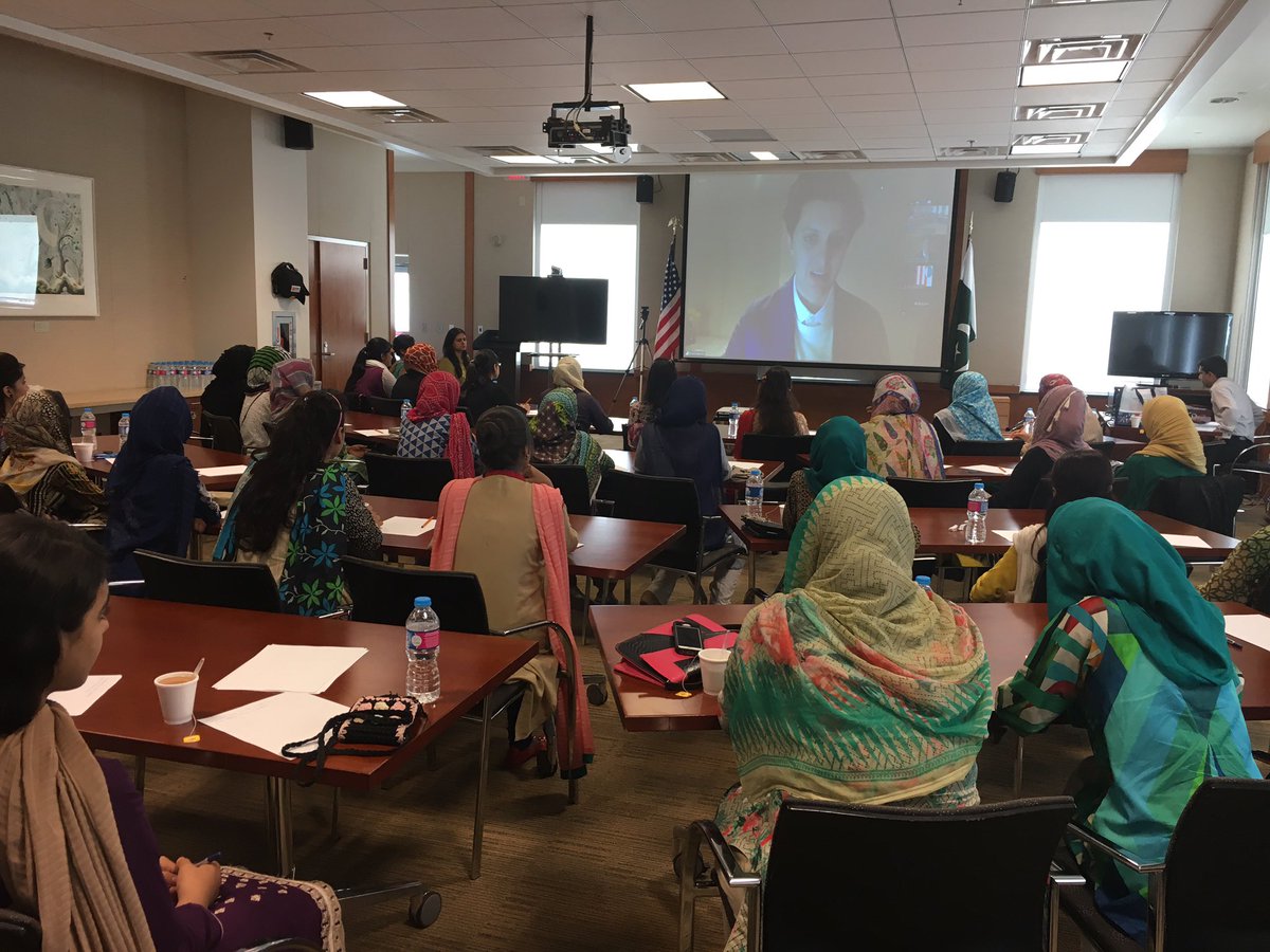 AnumFaheem's tweet photo. Thank you @EricaAmerica for conducting an informative session on #digitalmedia you are an amazing lady @usconsulatekhi #pakistan https://t.co/xl6yGsB7WL