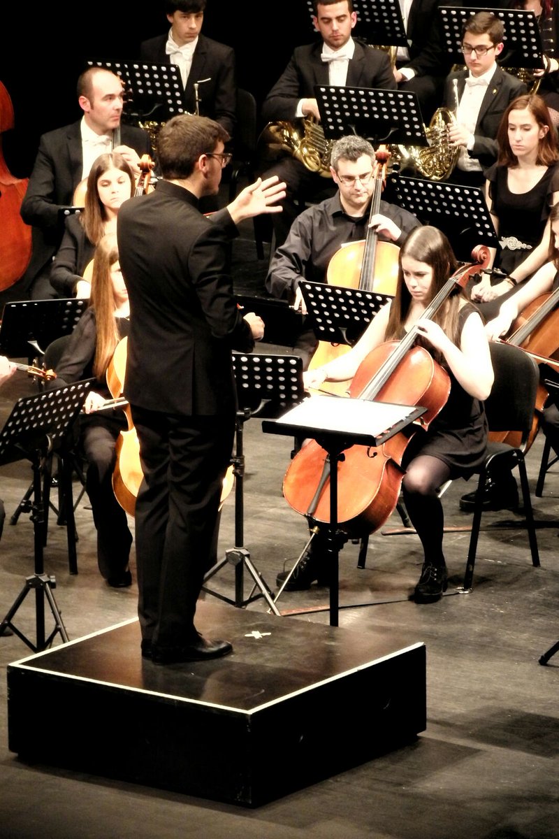 CoroACappella's tweet photo. Que gran trabajo el de @javifajardo10 con #OrquestaJuvenil #AtaulfoArgenta #Santander en #TeatroConchaEspina #Torrelavega https://t.co/vE8uA1dTSg