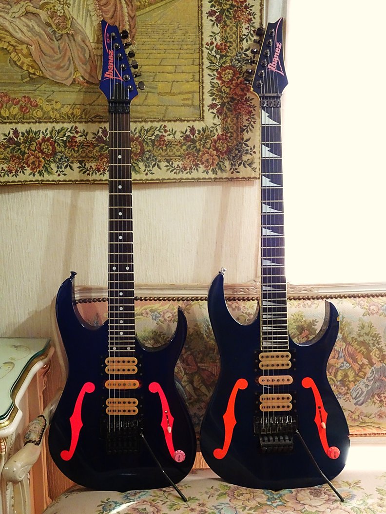 AtelierRococo's tweet photo. #Ibanez
#PGM30 と #PGM100
Jewel Blueを並べて🎸
右のPGM100は
#PaulGilbert が
#MrBig 1stで使用したモデルで主人のお気に入り。同じものを2本所有しています。後で出た左のPGM30も100と同じに自分で改造
#ロココメモ https://t.co/8slmzHtbWG