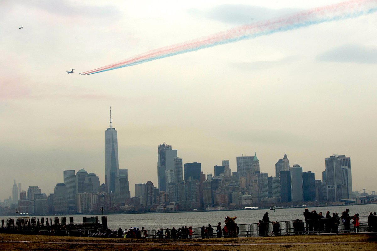 ici_provence's tweet photo. PHOTOS | La Patrouille de France @PAFofficiel survole #NewYork dans sa tournée américaine #PAFUSTour. #Armee_de_lair https://t.co/WyokCNVoYp https://t.co/EPSNCezZde