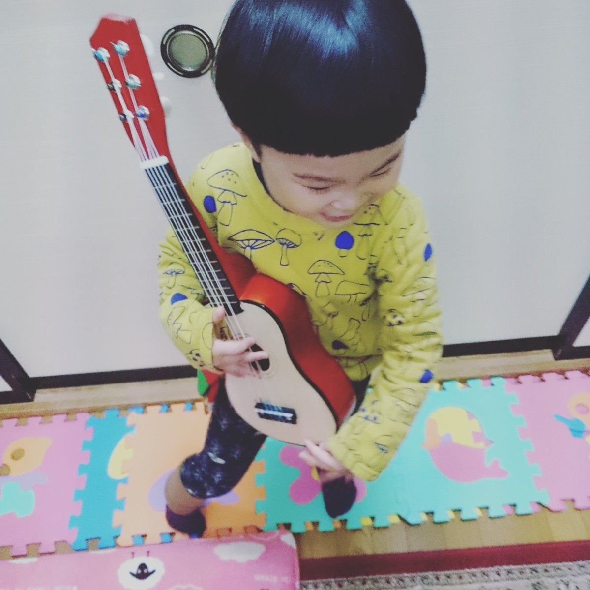 Mameko Sur Twitter ごほうびにおもちゃギターを手にいれて 霧の中のジョニーごっこ 子供 ギター おもちゃ Guitar Child Kids Toys 墓場鬼太郎 霧の中のジョニー 水木しげる