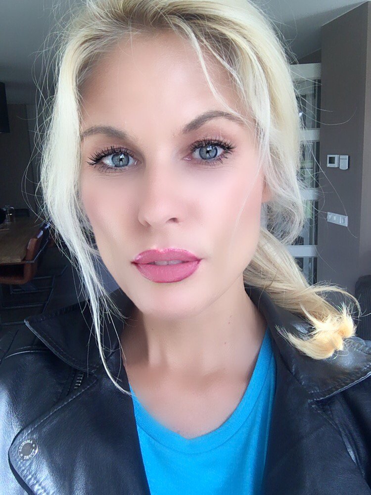 Volle ombré lippen creëer je nu heel makkelijk met de Double The Lip Lipstick van  <a href="/BenefitBeautyNL/">Benefit Cosmetics NL</a> bit.ly/2nSZ0BS #lipstick