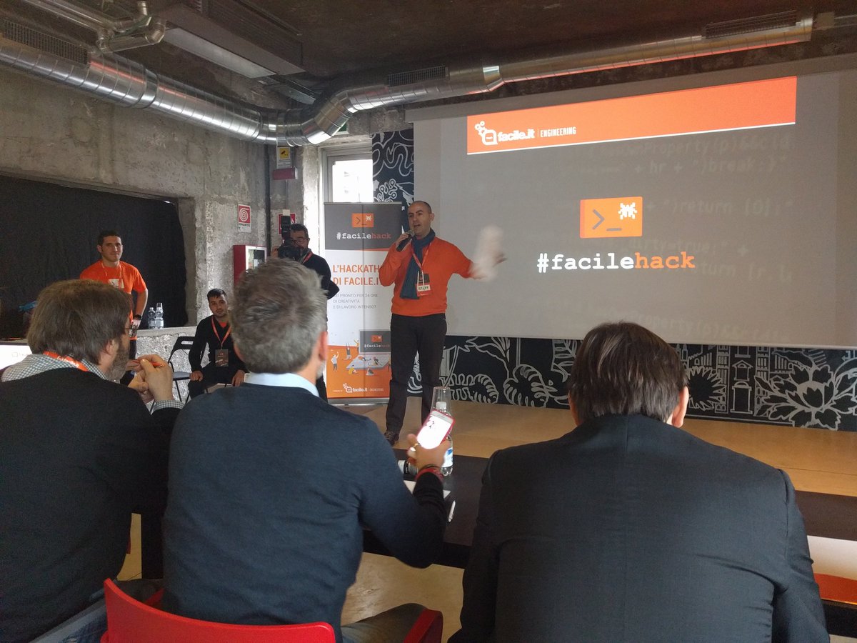 alexmanno_dev's tweet photo. FacileIt_Engr: Siamo quasi pronti con i pitch dei progetti al #FacileHack! 
Il nostro Andreap2705 presenta giuria https://t.co/WOoZEwAkuc